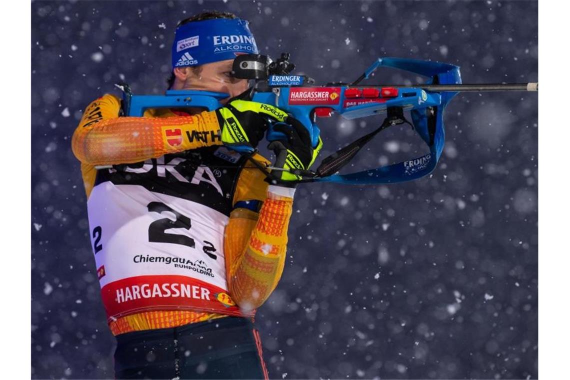 Preuß und Schempp Zweite bei World Team Challenge Überzeugte in der Chiemgau Arena am Schießstand: Simon Schempp in Aktion. Foto: Sven Hoppe/dpa