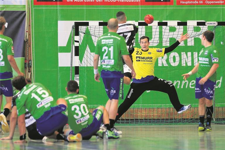 Überzeugten und mussten sich erst in dem zum Finale gewordenen letzten Match gegen Essen deutlich geschlagen geben: Torwart Stefan Koppmeier und die HCOB-Handballer.Foto: A. Becher