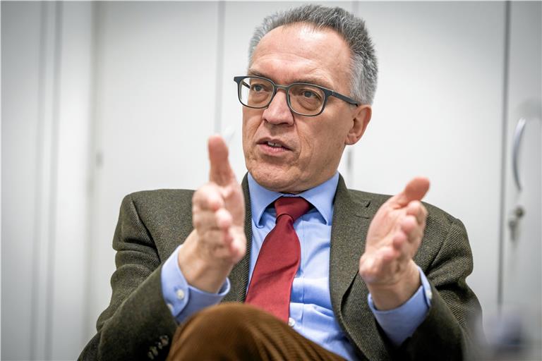 Überzeugter G-9-Anhänger: Udo Weisshaar glaubt, dass das zusätzliche Jahr auf dem Weg zum Abitur Schüler und Lehrkräfte entlastet. Deshalb hofft der Rektor, dass seine Schule auch über 2028 hinaus G-9-Gymnasium bleiben darf. Foto: Alexander Becher