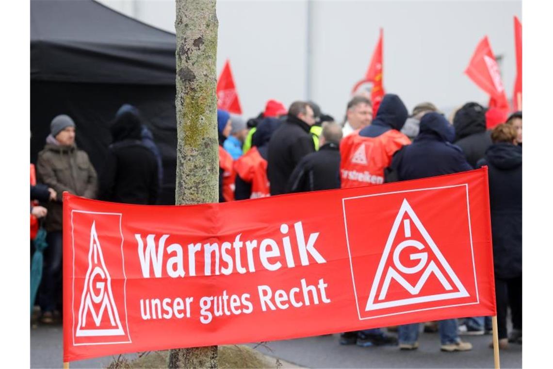 Üblicherweise werden die Metall-Tarifrunden von Streiks begleitet - wie hier im Januar 2019. Foto: Bernd Wüstneck/dpa