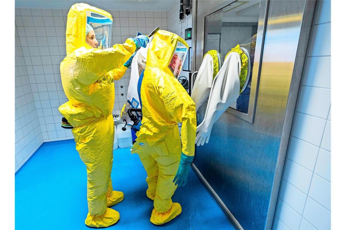 Übung in der Schleuse der Isolierstation am Robert-Bosch-Krankenhaus in Stuttgart (Archiv).