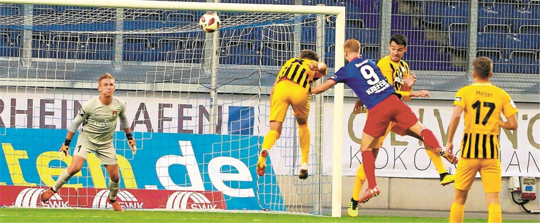 Verdienter Punkt beim starken Neuling Uerdingens Maximilian Beister köpft, die Aspacher Jonas Meiser, Julian Leist und Dominik Pelivan können nur zuschauen: SG-Keeper Kevin Broll verhindert mit einer tollen Parade das 0:1.Foto: Samla.de