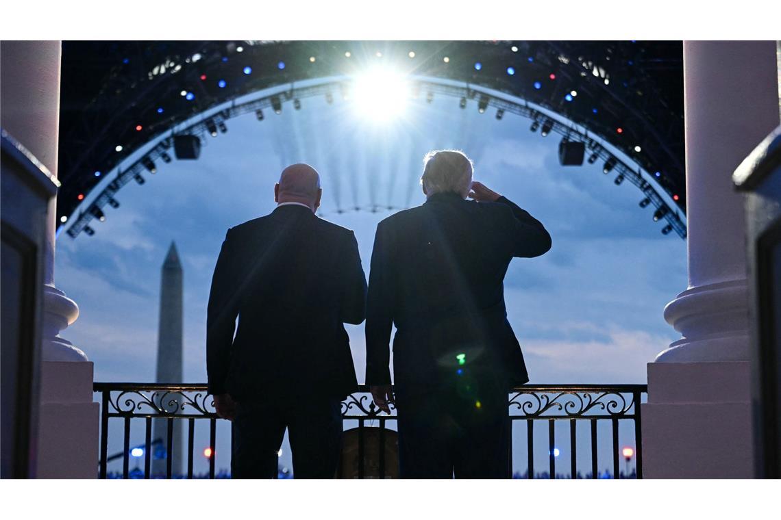 UFC-Boss Dana White und US-Präsident Donald Trump verfolgen den Jet-Überflug Seite an Seite vom Weißen Haus aus.