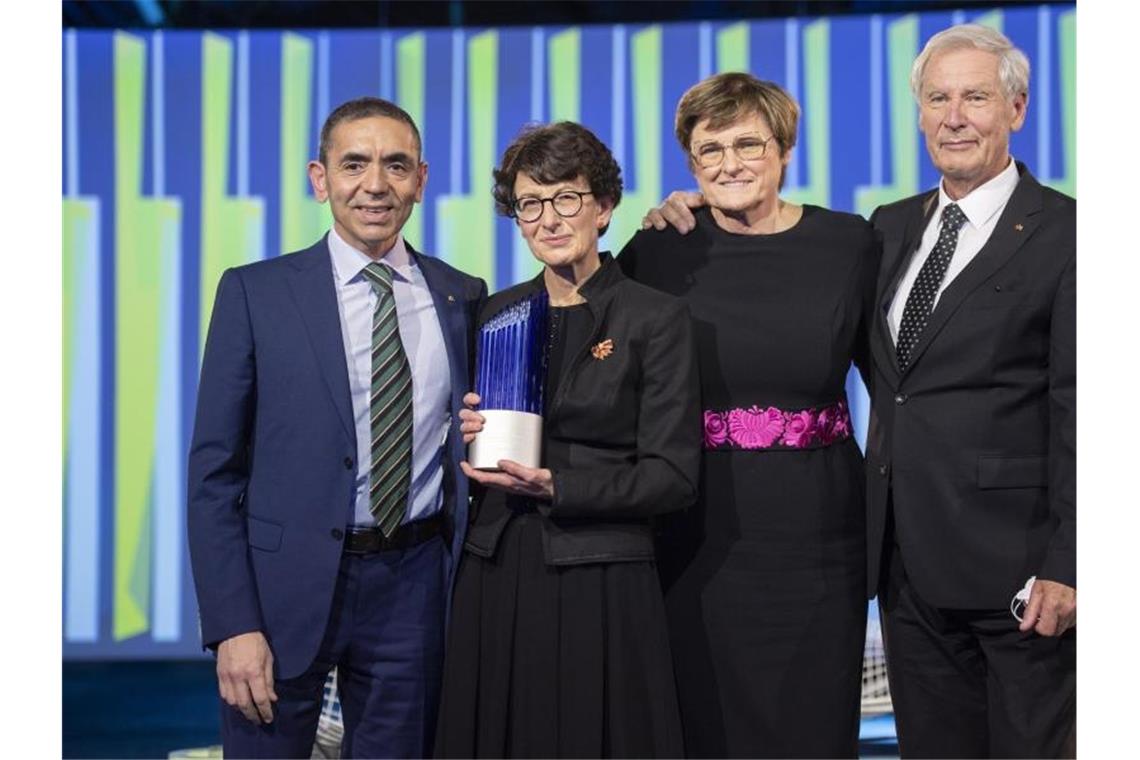 Ugur Sahin (l-r), seine Frau Özlem Türeci, Gründer des Mainzer Corona-Impfstoff-Entwicklers Biontech, Katalin Kariko, Senior Vizepräsidentin von Biontech, und Christoph Huber, Gründer von Biontech. Foto: Christophe Gateau/dpa