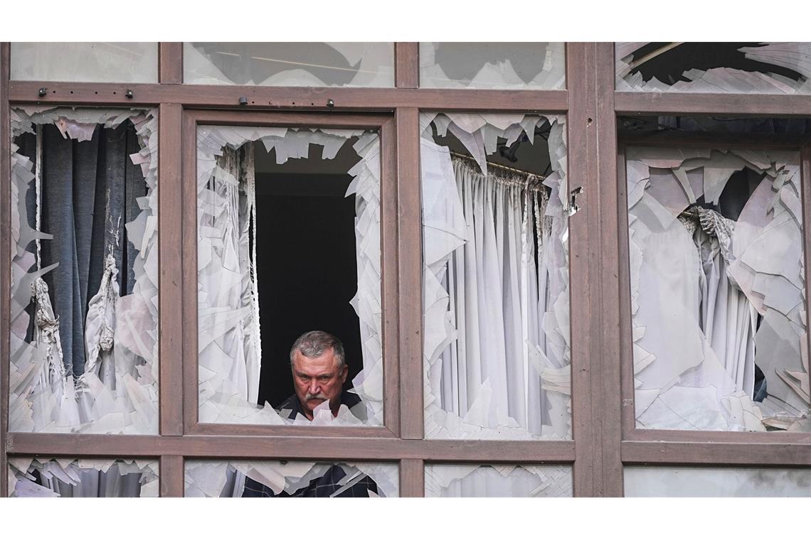 Bilder des Tages Ukraine-Krieg - Mann inspiziert zerstörtes Haus