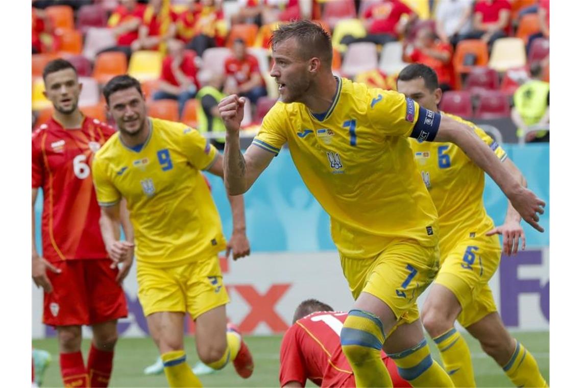 Ukraine-Stürmer Andrej Jarmolenko (r) jubelt über sein Tor zum 1:0 gegen Nordmazedonien. Foto: Robert Ghement/Pool EPA/AP/dpa