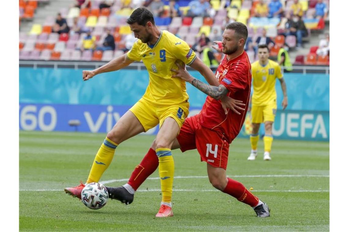 Ukraine-Stürmer Roman Jaremtschuk (l) und Nordmazedoniens Darko Velkovski kämpfen um den Ball. Foto: Robert Ghement/Pool EPA/dpa