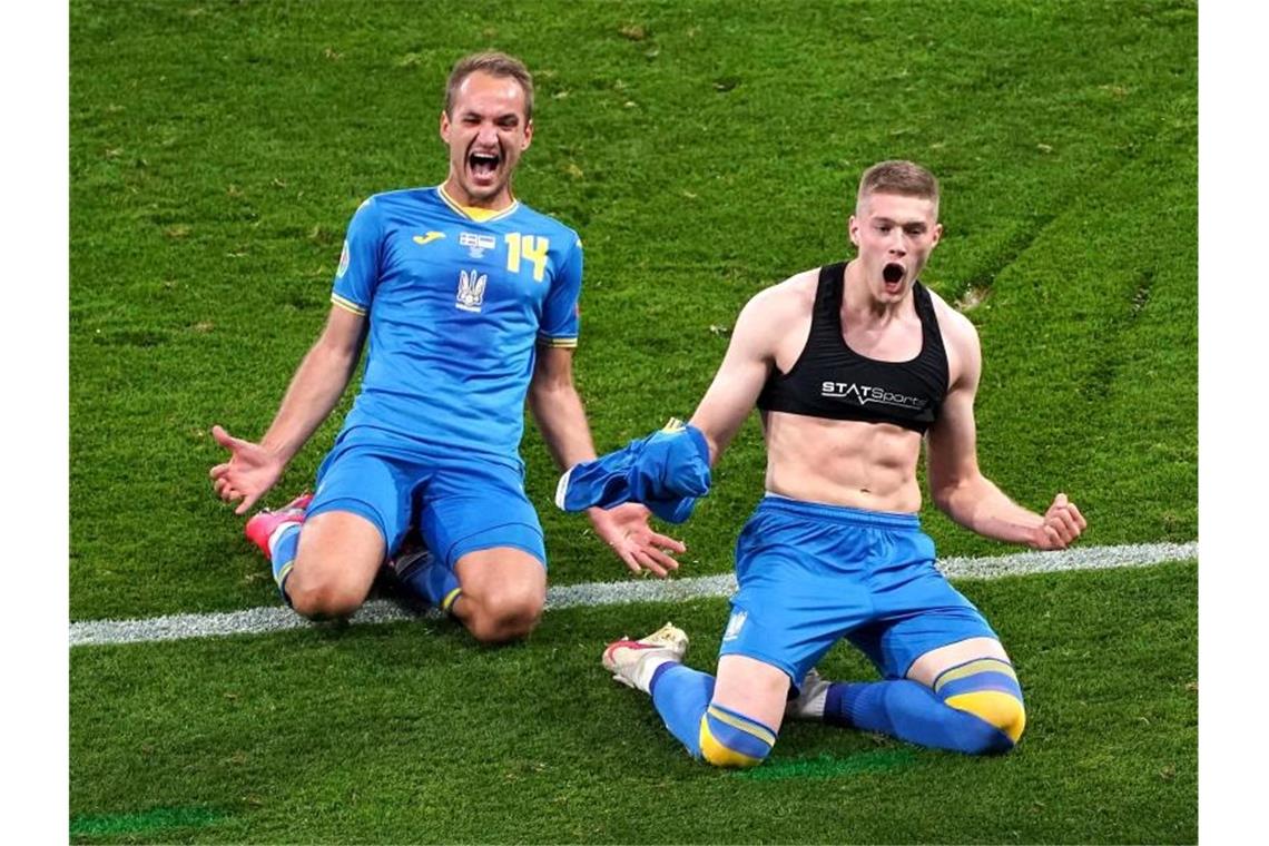 Ukraine nach Sieg gegen Schweden im Viertelfinale Ukraines Artem Dowbyk (r) bejubelt sein Tor zum 2:1 gegen Schweden in der zweiten Hälfte der Verlängerung. Foto: Andrew Milligan/PA Wire/dpa