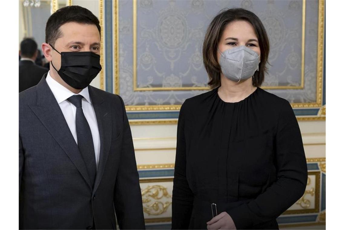 Baerbock beginnt Besuch in Ukraine Ukraines Präsident Wolodymyr Selenskij und Außenministerin Annalena Baerbock in Kiew. Foto: Uncredited/Ukrainian Presidential Press Office/AP/dpa