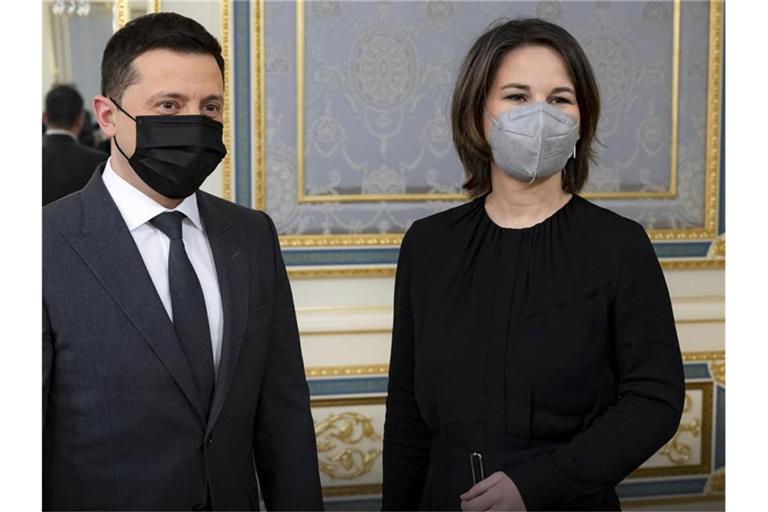 Ukraines Präsident Wolodymyr Selenskij und Außenministerin Annalena Baerbock in Kiew. Foto: Uncredited/Ukrainian Presidential Press Office/AP/dpa