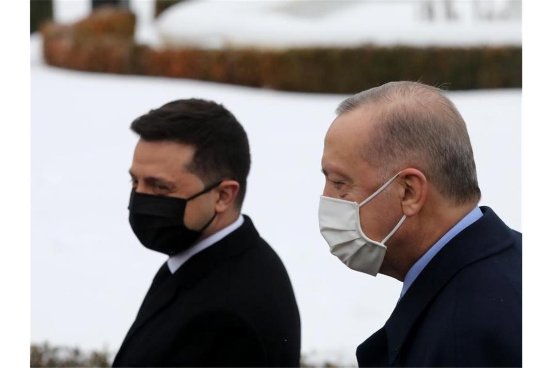 Kreml: USA sollten Spannungen nicht weiter verschärfen Ukraines Präsident Wolodymyr Selenskyj (l) mit dem türkischen Präsidenten Recep Tayyip Erdogan. Foto: --/Ukrinform/dpa