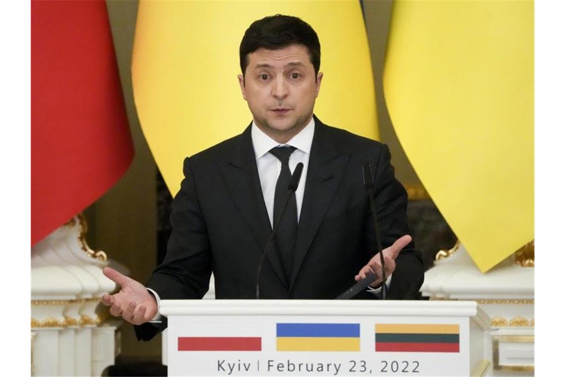 Warnung vor „Kettenreaktion“ bei Atombewaffnung Irans Ukraines Präsident Wolodymyr Selenskyj spricht während einer Pressekonferenz. Foto: Efrem Lukatsky/AP/dpa