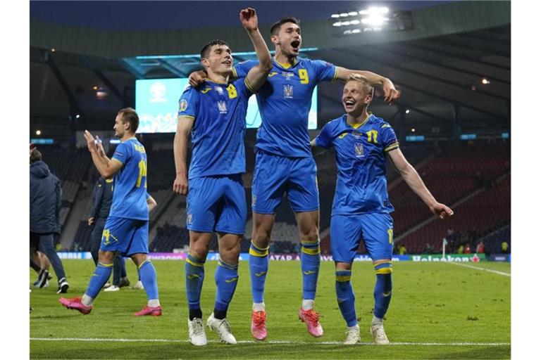 Ukraines Spieler feiern nach dem Spiel den Sieg. Foto: Petr David Josek/Pool AP/dpa
