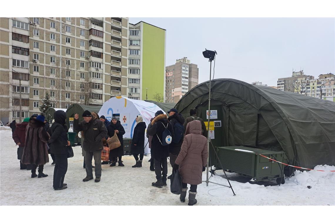 Ukrainische Behörden arbeiten mit internationalen Hilfsorganisationen zusammen, um von Heizungsausfällen betroffenen Menschen zu helfen. (Archivbild)