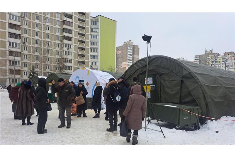 Ukrainische Behörden arbeiten mit internationalen Hilfsorganisationen zusammen, um von Heizungsausfällen betroffenen Menschen zu helfen. (Archivbild)