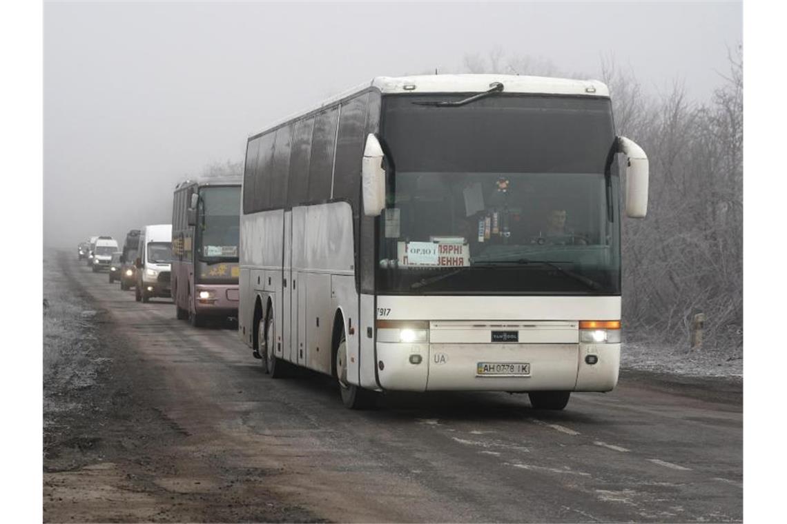 Ukrainische Busse bringen Kriegsgefangene zum Austausch. Foto: Evgeniy Maloletka/AP/dpa
