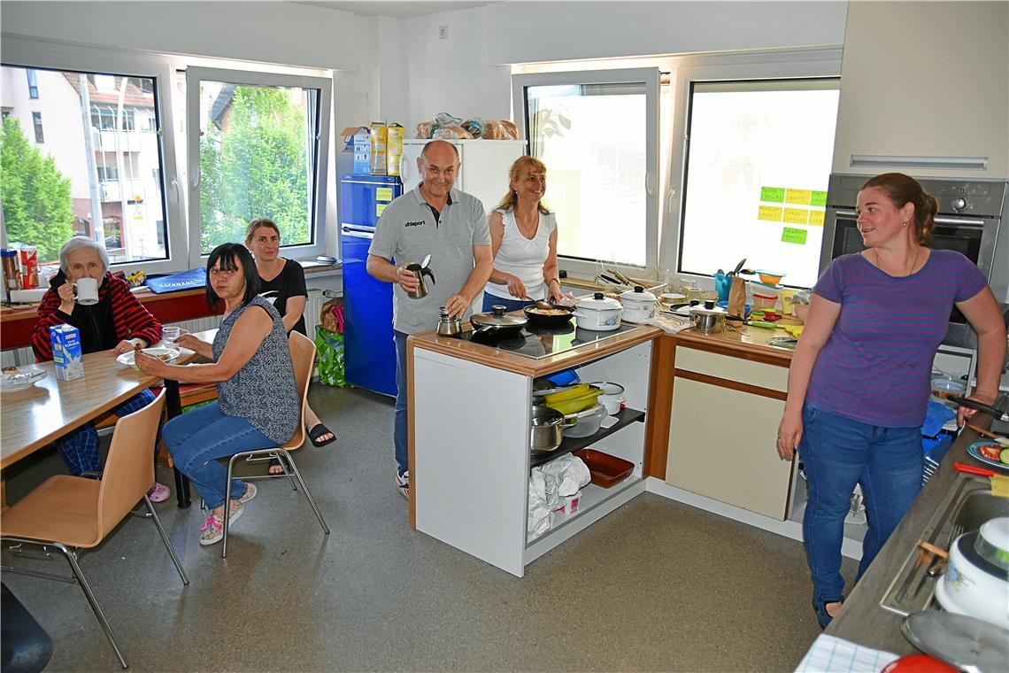 Schon bis Mai so viele Flüchtlinge wie 2017 Ukrainische Flüchtlinge in der Wohngruppe Aspacher Straße. Tetiana Radchenko, Olha Srubkovska, Viktoria Tarhachova, Oleksandr Srubkovskyi, Iana Tokarenko und Ryta Konstantinova (von links) bilden eher die Ausnahme, die meisten sind privat untergebracht. Foto: Tobias Sellmaier