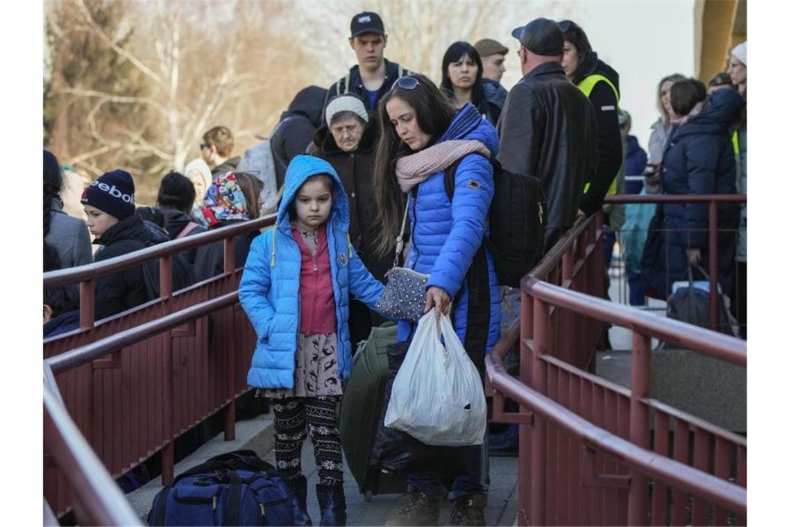 Krieg gegen die Ukraine: So ist die Lage Ukrainische Flüchtlinge kommen im polnischen Przemysl an. Foto: Sergei Grits/AP/dpa
