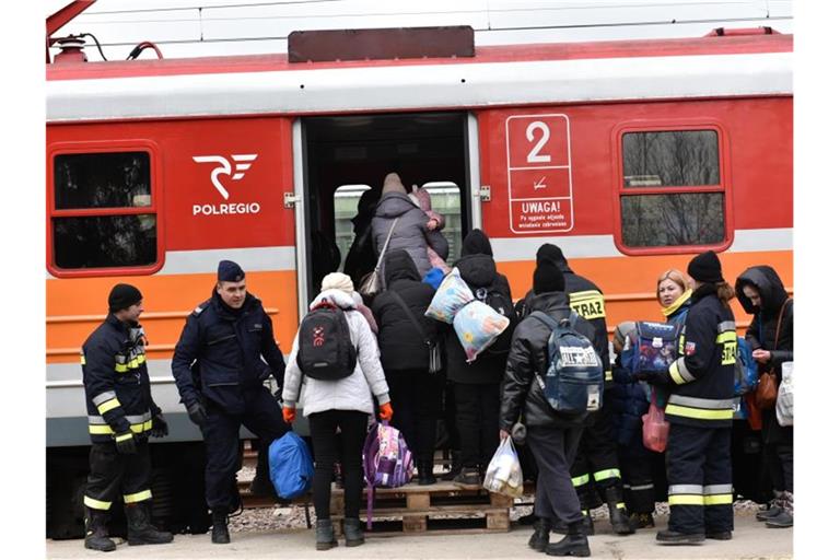 Ukrainische Flüchtlinge nehmen den Zug in dem kleinen Dorf Medyka. Foto: Ervin Shulku/ZUMA Press Wire/dpa