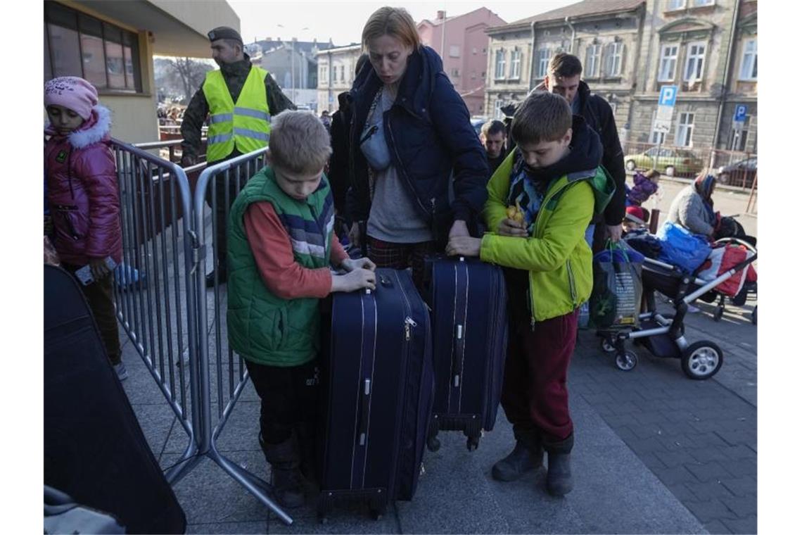 Zahl der neu erfassten Ukraine-Flüchtlinge sinkt leicht Ukrainische Flüchtlinge stehen am Bahnhof in Przemysl im äußersten Südosten Polen. Foto: Sergei Grits/AP/dpa
