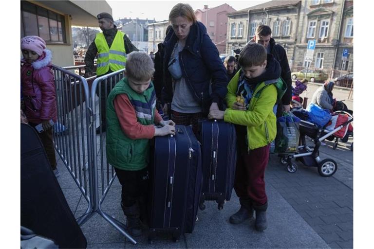 Ukrainische Flüchtlinge stehen am Bahnhof in Przemysl im äußersten Südosten Polen. Foto: Sergei Grits/AP/dpa