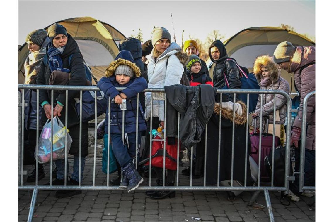 Krieg gegen die Ukraine: So ist die Lage Ukrainische Flüchtlinge warten darauf, am Grenzübergang Medyka in Polen in Busse einzusteigen. Foto: Laurel Chor/SOPA Images via ZUMA Press Wire/dpa
