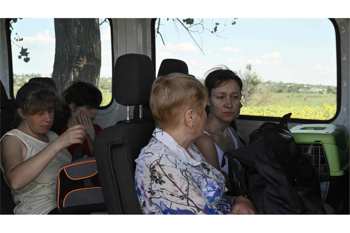 Ukrainische Frauen werden aus dem Dorf Dobropillia im Osten des Landes gebracht, weil der Beschuss durch russische Truppen zu gefährlich geworden ist.