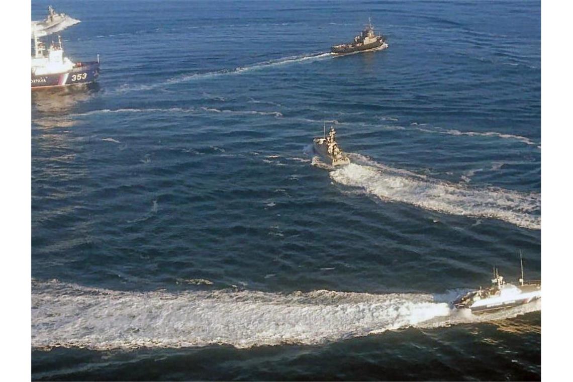 Ukrainische Marineboote fahren an der Halbinsel Krim in der Nähe der Meerenge zum Asowschen Meer in Gewässern, die von Russland beansprucht werden. Foto: Tass/dpa +++ dpa-Bildfunk +++