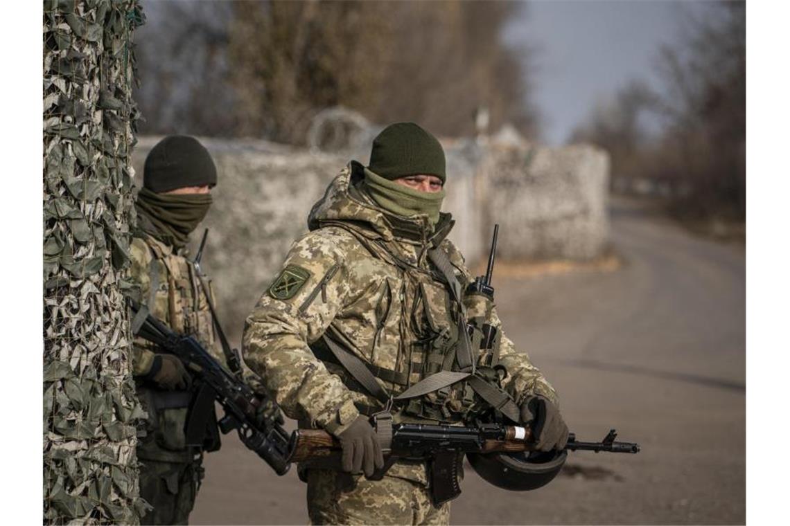Paris-Gipfel: Friedensprozess für Ostukraine wiederbelebt Ukrainische Polizisten patrouillieren in einer Straße nahe der neuen Grenzgebiete in der Ostukraine. Foto: Evgeniy Maloletka/AP/dpa