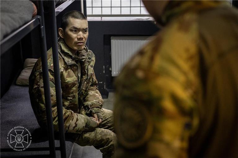 Ukrainische Sicherheitskräfte haben dieses Foto veröffentlicht. Der Gefangene in russischer Uniform soll Chinese sein.