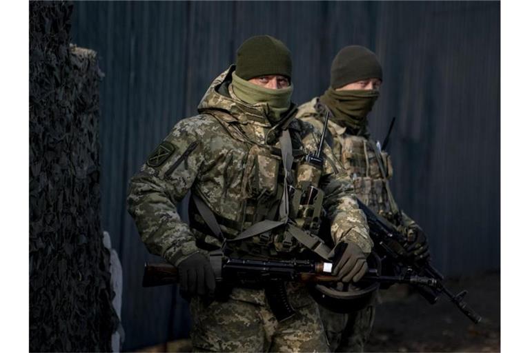 Ukrainische Soldaten an einem Kontrollpunkt unweit einer von Separatisten kontrollierten Region. Foto: Evgeniy Maloletka/AP/dpa