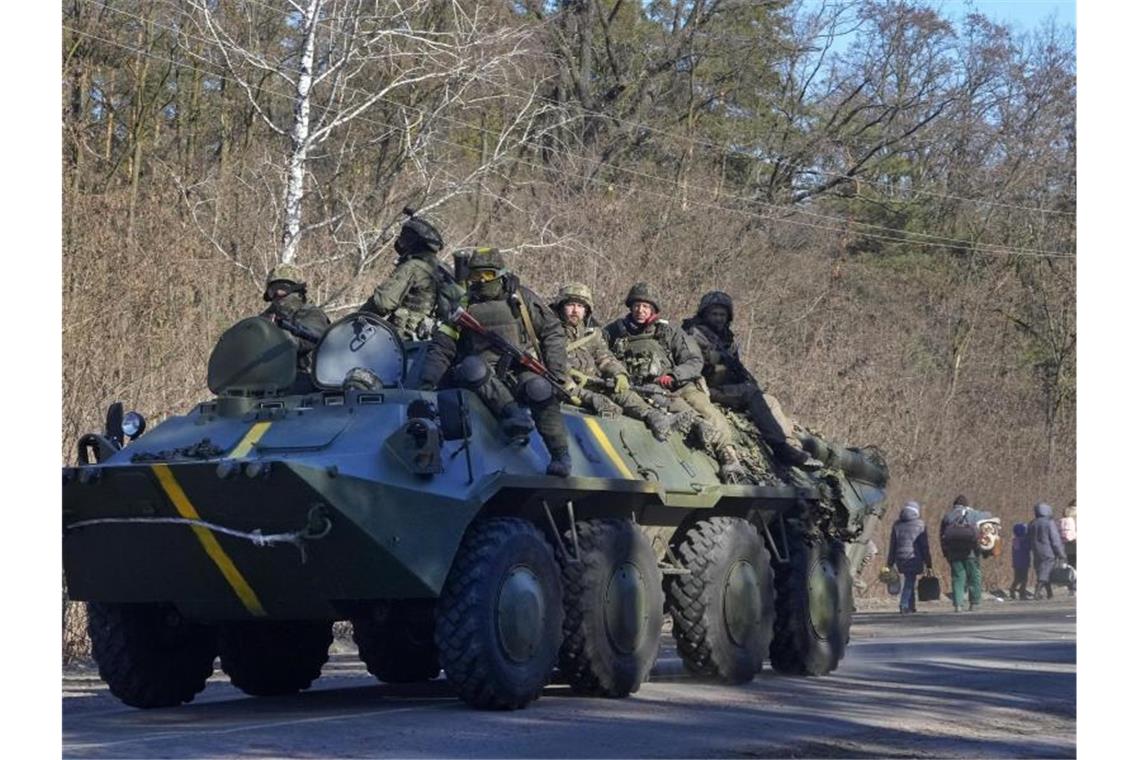 EU gibt weitere 500 Millionen Euro für ukrainisches Militär Ukrainische Soldaten auf einem gepanzerten Mannschaftswagen in der Region Wyschgorod nahe Kiew. Foto: Efrem Lukatsky/AP/dpa