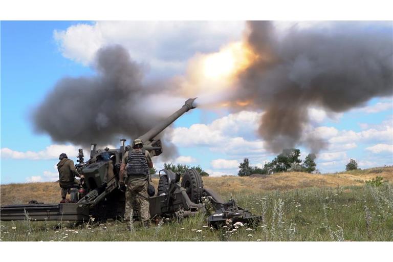 Ukrainische Soldaten beim Abfeuern einer Haubitze: Im Krieg gegen Russland spielt die Artillerie eine entscheidende Rolle.