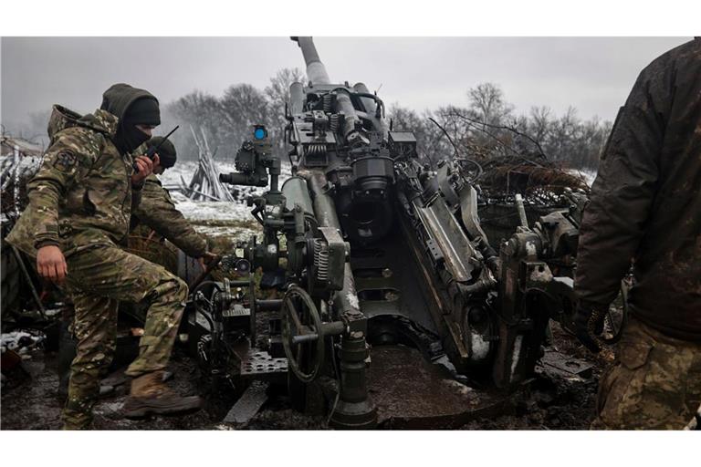 Ukrainische Soldaten beim Beschuss russischer Stellungen - nun mussten sie sich aus der Stadt Siwersk im Norden der Region Donbass zurückziehen. (Archivbild)