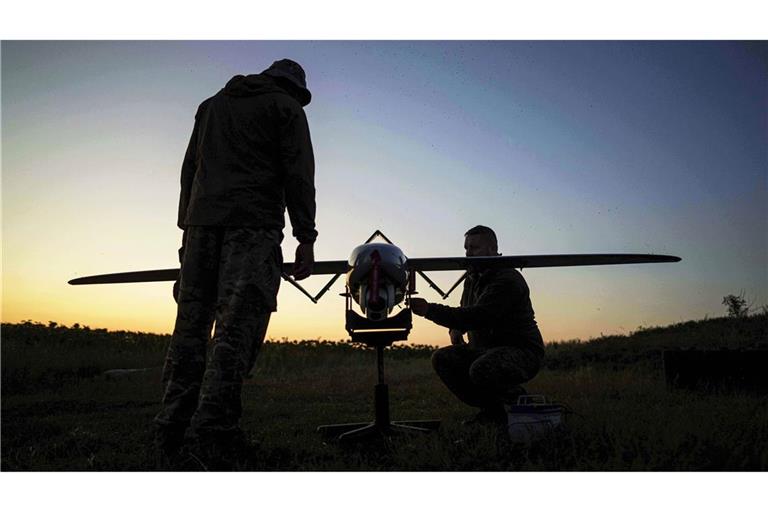 Ukrainische Soldaten bereiten eine Drohne für einen Angriff auf russische Stellungen vor. Im fernen Alaska soll am Freitag über ein Ende der Kriegshandlungen gesprochen werden.