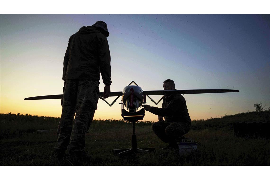 Ukrainische Soldaten bereiten eine Drohne für einen Angriff auf russische Stellungen vor. Im fernen Alaska soll am Freitag über ein Ende der Kriegshandlungen gesprochen werden.