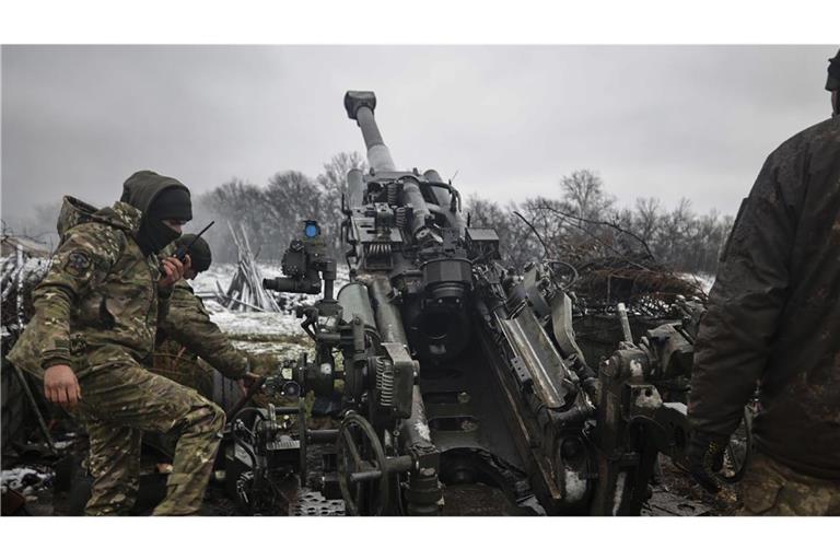 Ukrainische Soldaten bereiten sich darauf vor, russische Stellungen an der Frontlinie an einem nicht genannten Ort in der Region Donezk zu beschießen (Symbolbild).