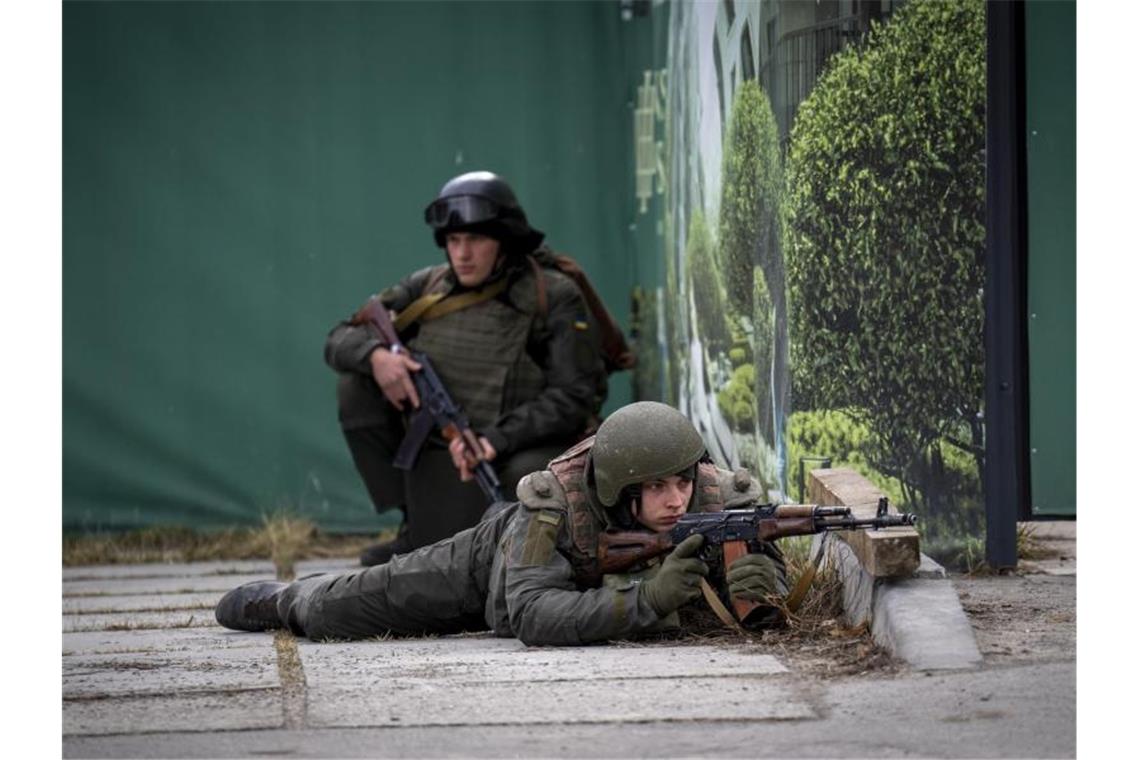 Ukrainische Soldaten beziehen Stellung in der Kiewer Innenstadt. Foto: Emilio Morenatti/AP/dpa