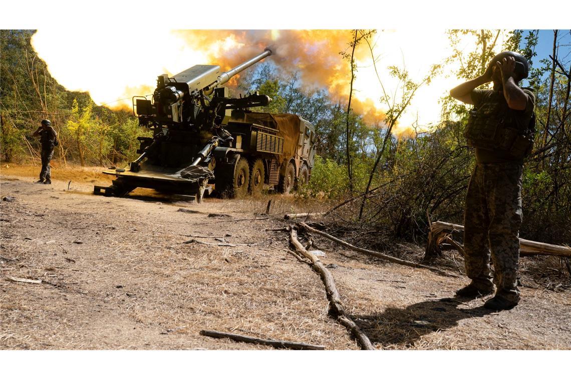 Ukrainische Soldaten der 44. Artilleriebrigade feuern eine Panzerhaubitze 2s22 Bohdana auf russische Stellungen an der Frontlinie in der Region Saporischschja.
