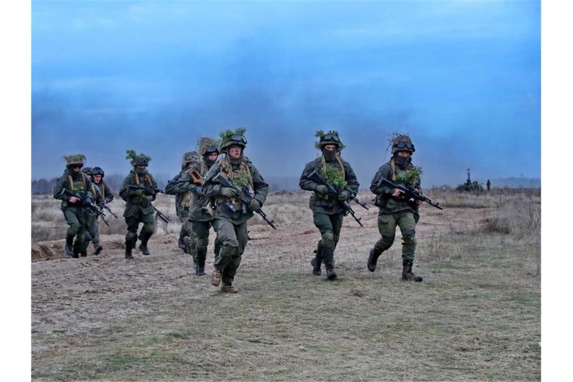 Ukrainische Soldaten durchqueren ein Feld im Ort Stare südlich der Haupstadt Kiew. Schweden hat sich dafür ausgesprochen, EU-Militärausbilder in die Ukraine zu schicken. Foto: -/Ukrinform/dpa