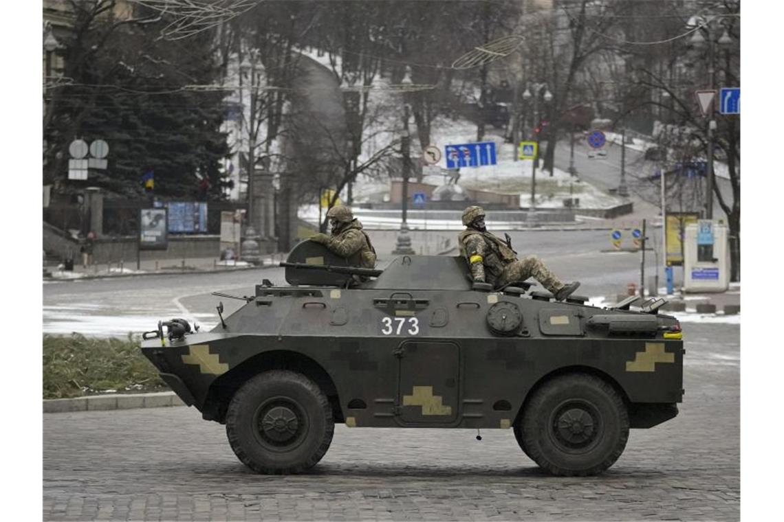 Friedensgespräche am Donnerstag - neue Angriffe auf Kiew Ukrainische Soldaten fahren auf einem gepanzerten Mannschaftswagen einen verlassenen Boulevard in Kiew entlang. Foto: Vadim Ghirda/AP/dpa