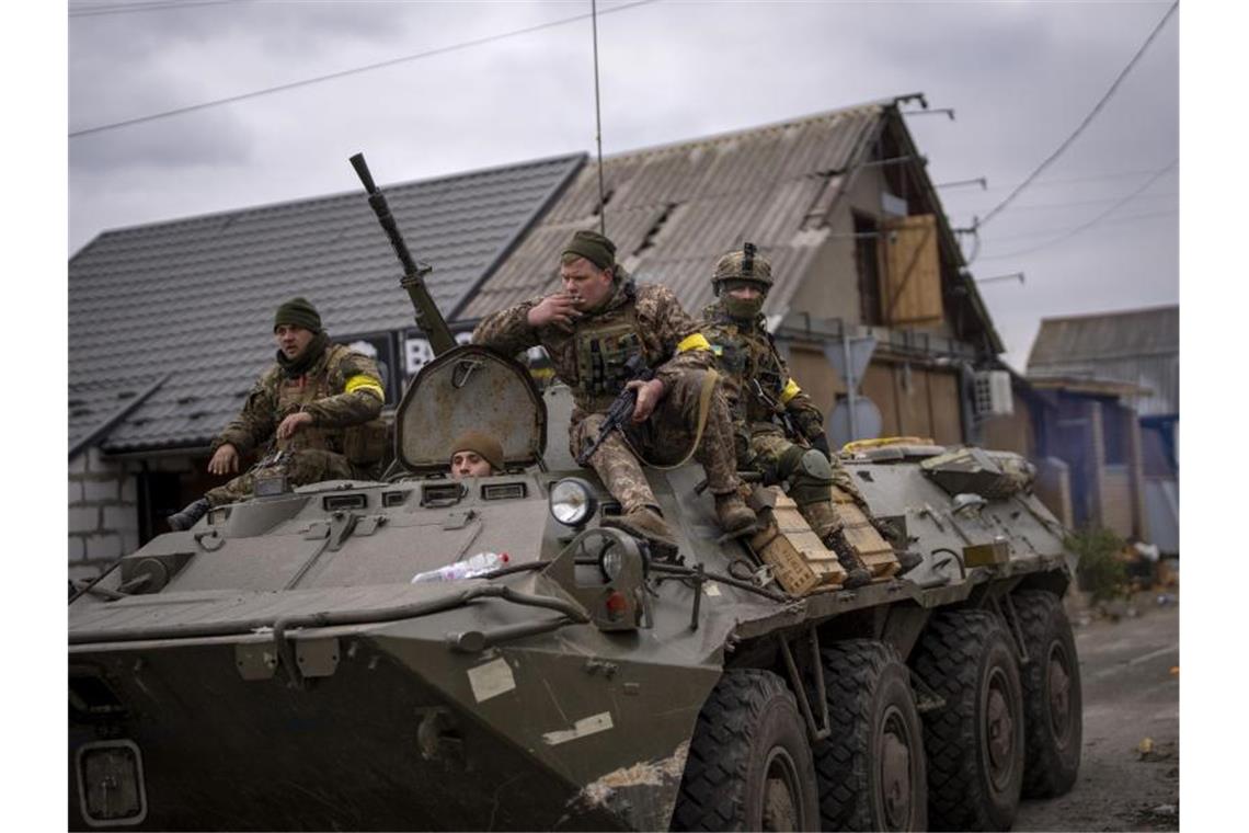 Russland setzt Angriff auf Mariupol fort Ukrainische Soldaten fahren auf einem gepanzerten Militärfahrzeug in den Außenbezirken von Kiew, Ukraine. Foto: Emilio Morenatti/AP/dpa