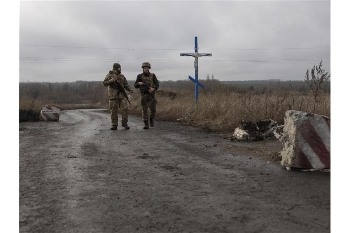 OSZE: Verstöße gegen Waffenstillstand in Ostukraine Ukrainische Soldaten gehen an der Trennlinie zu den von Russland unterstützten Rebellen in der Nähe des Dorfes Nevelske in der Ostukraine entlang. Foto: Andriy Dubchak/AP/dpa/Archiv