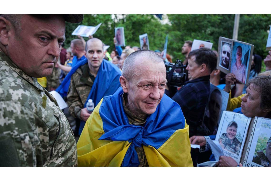 Bilder des Tages Ukrainische Soldaten kehren nach einem Kriegsgefangenenaustausch zwischen Russland und der Ukraine aus der Gefangenschaft zurück.