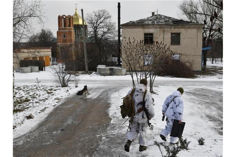 Ukrainische Soldaten patrouillieren auf einer Straße im Dorf Werchnjotorezke in der Region Donezk im Osten der Ukraine. Foto: Andriy Andriyenko/AP/dpa