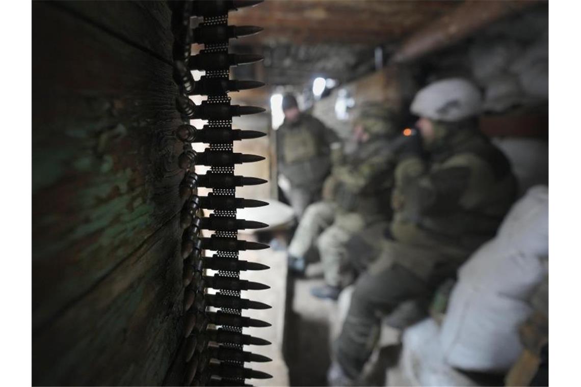 Putin und Macron einig über notwendige Deeskalation Ukrainische Soldaten ruhen sich in einem Unterschlupf in der Region Luhansk in der Ostukraine aus. Foto: Vadim Ghirda/AP/dpa