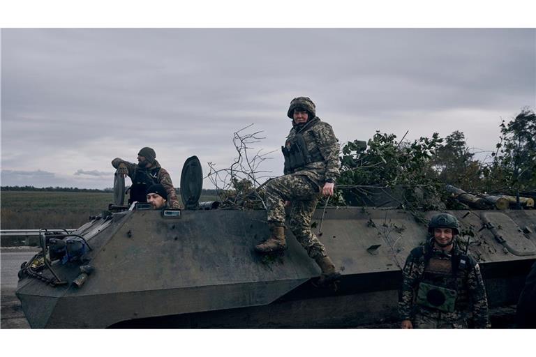 Ukrainische Soldaten und eine Soldatin (M) in der Nähe von Bachmut, Region Donezk.