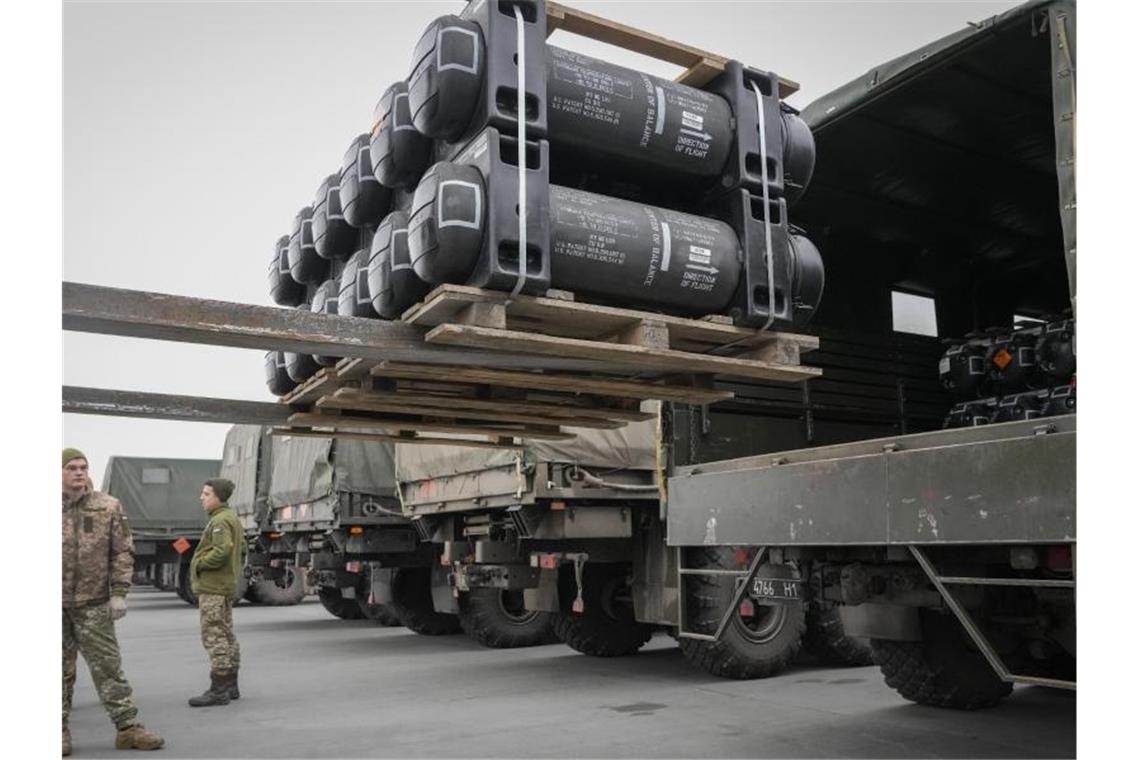 Scholz erklärt sich nach Kurswechsel in der Ukraine-Krise Ukrainische Soldaten verladen auf dem Flughafen in Kiew Panzerabwehrlenkraketen, die von der USA an die Ukraine geliefert wurden. (Symbolbild). Foto: Efrem Lukatsky/AP/dpa