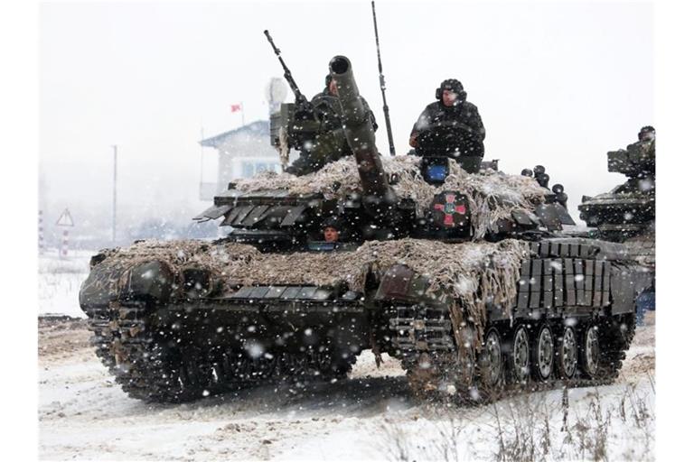 Ukrainische Soldaten während einer Militärübung in der Region Charkiw. Foto: -/Ukrinform/dpa