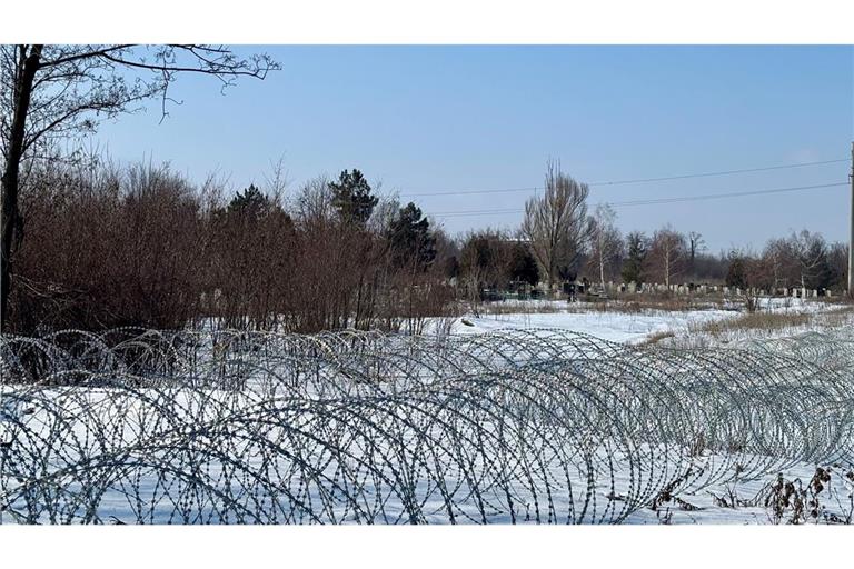 Ukrainische Verteidigungslinie am nördlichen Stadtrand des heftig umkämpften Pokrovsk: Ausweichstellungen am Friedhof.